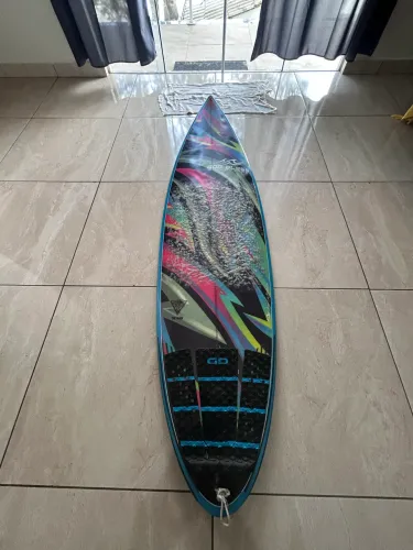 Prancha de surf 5?10 em ótimo estado R$150