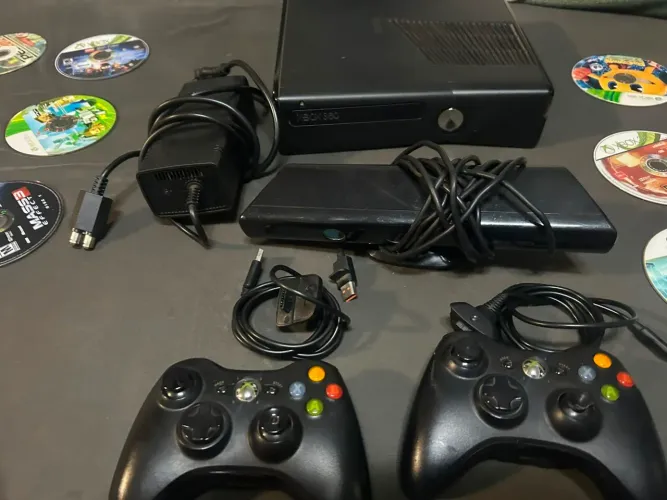 Xbox 360 com Kinect, dois controles e diversos jogos.