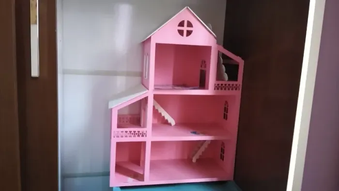 Casinha de brinquedo 6 janelas com mini móveis.