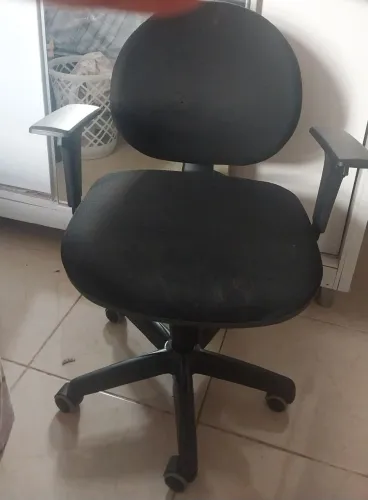 Cadeira de escritório com regulagem. 