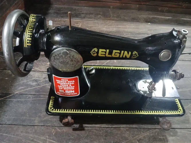 Vendo máquina de costura antiga elgim