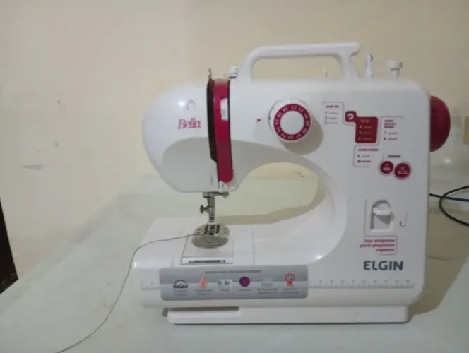 Máquina de costura Elgin bella