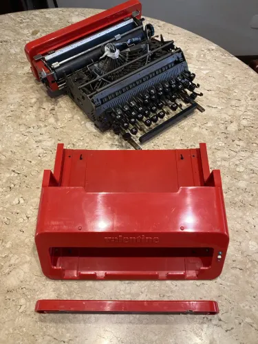 Máquina de escrever Olivetti Valentine SUCATA