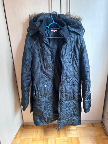Casaco Puffer alongado com cinto e capuz tiravel 