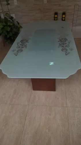 Mesa de vidro bizotado, base de madeira imbuia vidro de 10mm jatedo com decoração de flore