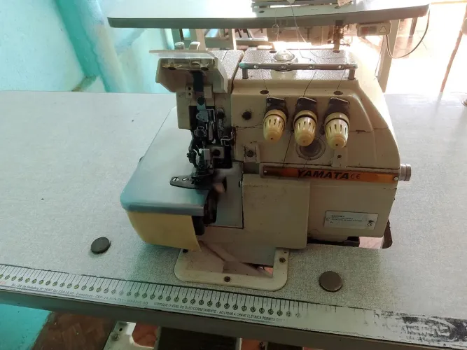 Máquina de Costura - Overlock Yamata