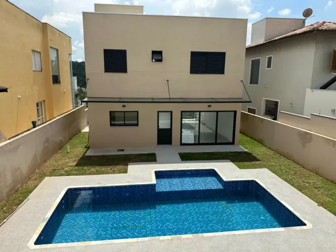Casa nova à venda em condomínio fechado na região da Granja Viana, com 3 suítes.