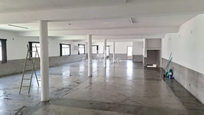 Conjunto Comercial, 4 banheiros, cozinha, 1 sala e 300 m² na Vila Matilde