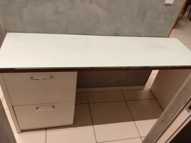 VENDO escrivania em MDF com tampo de vidro