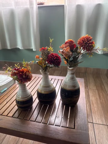 Trio de vasinhos com flores artificiais de outono