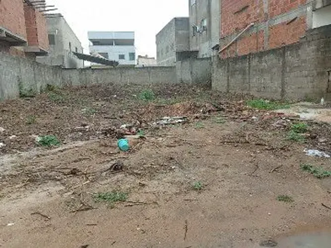 Vende-se meio lote dona zizi