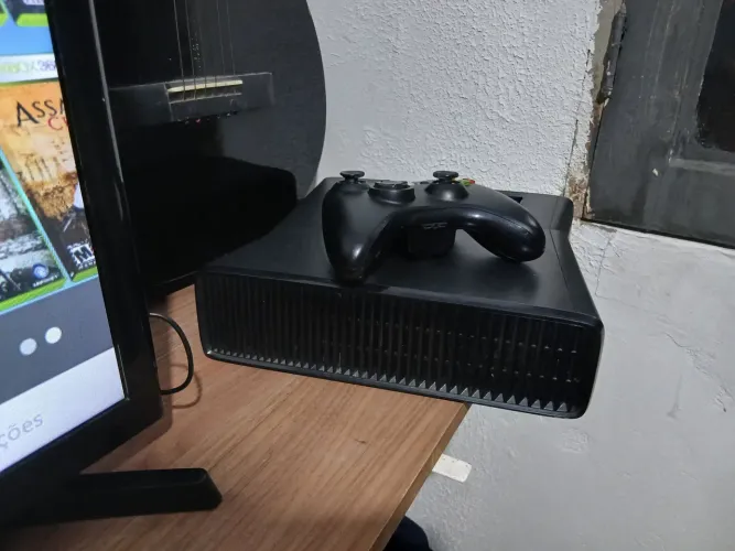 XBOX360 SLIM, DESLOQUEADO RGH, UM CONTROLE, COM 5 JOGOS, HD:500GB. (FAÇO ENTREGA 30$)