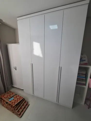 Guarda roupa semi novo 4 portas