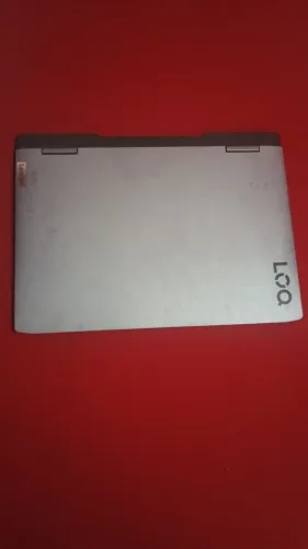 Notebook gamer Lenovo LOQ com carregador.