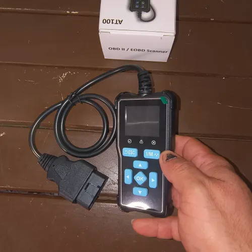 Scanner de Diagnóstico Automotivo OBD II / EOBD - Modelo AT100
