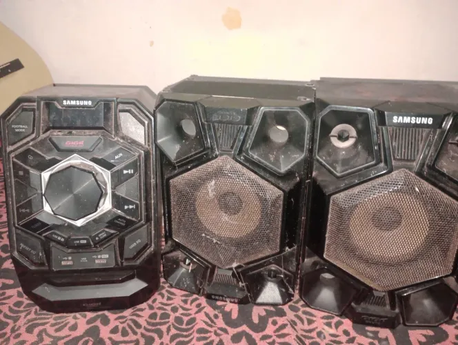 Caixa de som usada funciona sem cabo de USB 