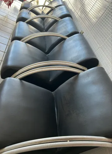 Conjunto de cadeiras estofadas - Estrutura Metálica