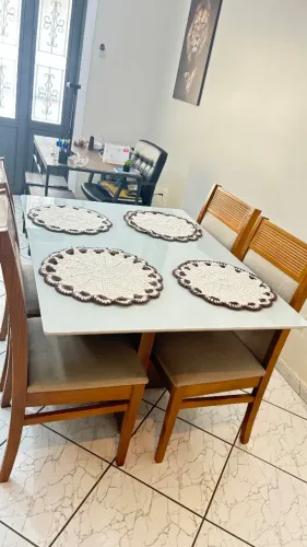Mesa de jantar de madeira e tampo vidro com 4 cadeias