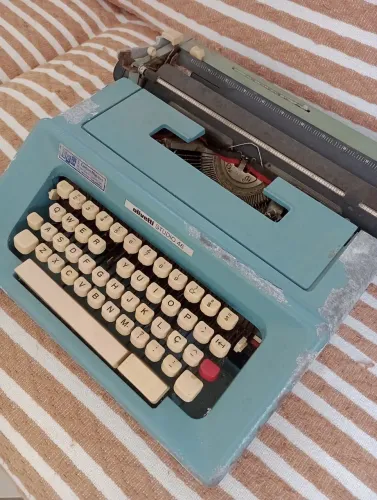 Máquina de Escrever Olivetti Studio 46 