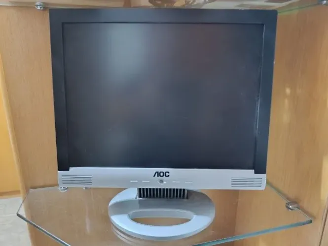 monitor aoc lm522 15 lcd 1024×768 em ótimo estado, ideal para uso básico ou secundário