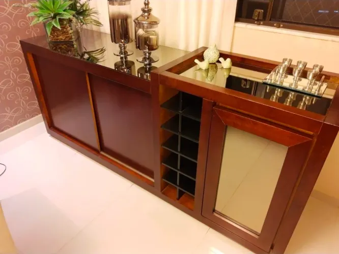 Buffet com tampo espelhado e adega 12 garrafas