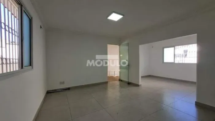 Casa comercial disponível para locação no bairro Osvaldo Rezende.