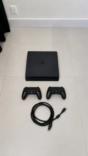 PlayStation 4 slim - 2 controles