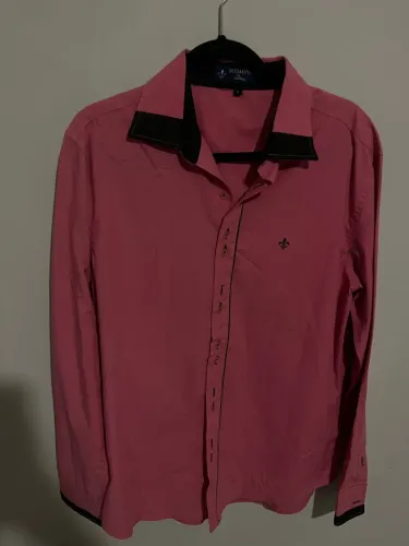 Camisa social rosa de manga longa da Dudalina, com gola e punhos em contraste escuro