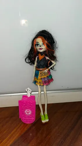 Boneca original Monster High G1 - Skelita Calaveras da coleção Travel Scaris.