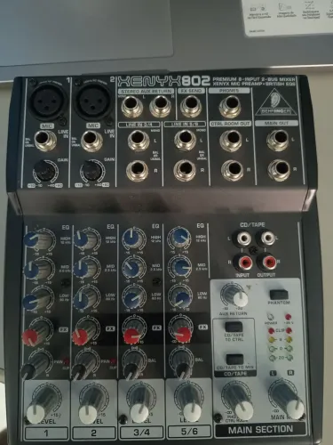 Mesa de som Behringer 802
