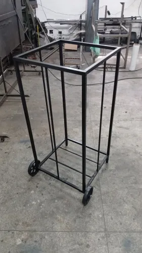 Suporte para expor carvão vegetal 