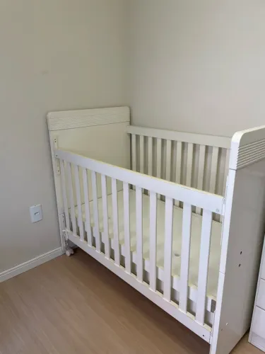 Berço estilo americano com grade móvel e rodinhas
