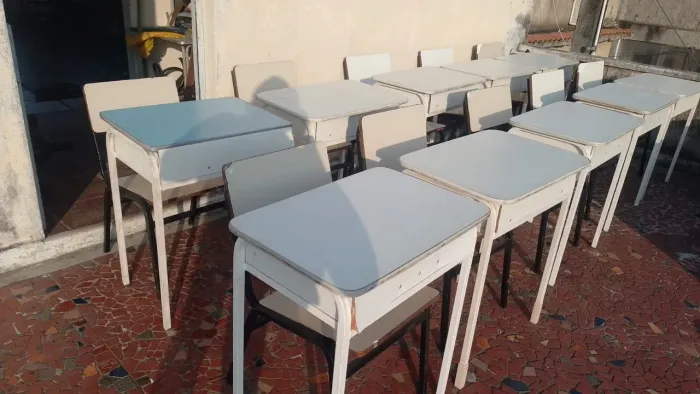 Cadeira escolar com mesa de apoio 
