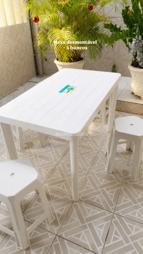Mesa retangular + 4 bancos