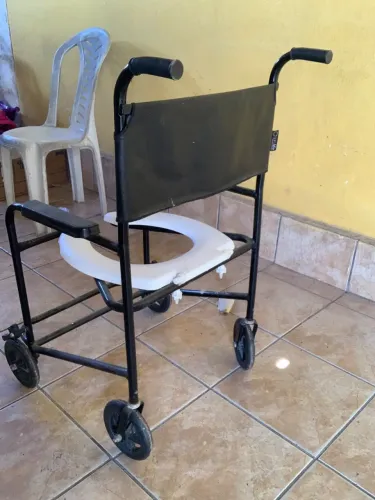 Cadeira de banho + 02 pacotes de fraldas M com 50 unidades cada
