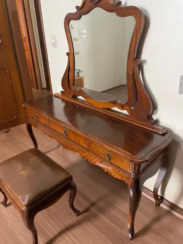 Penteadeira Clássica em Madeira Maciça com Espelho e Banqueta