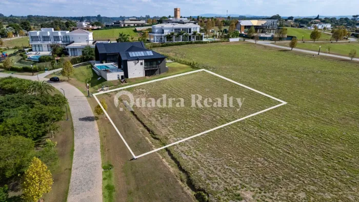 Terreno com localização privilegiada em frente à mata