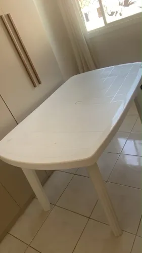 Mesa plástica com cadeiras