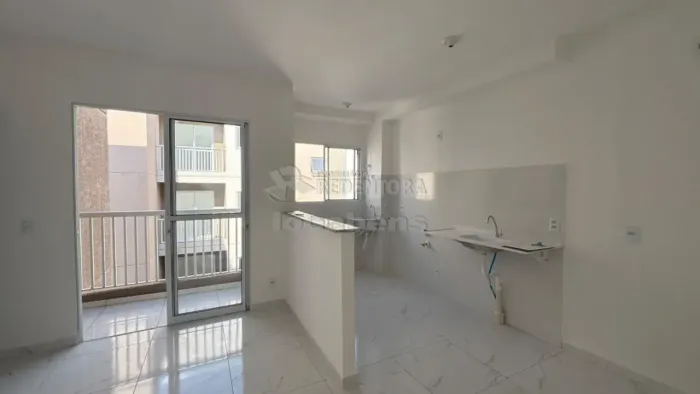 Apartamento Padrão com 02 Dormitórios no bairro Parque das Aroeiras II