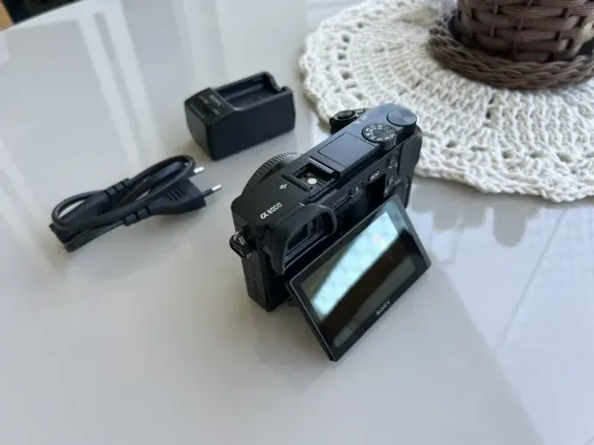 Sony Alpha a6000 Mirrorless (somente corpo), apenas 9.716 Cliques, estado de Zero Km