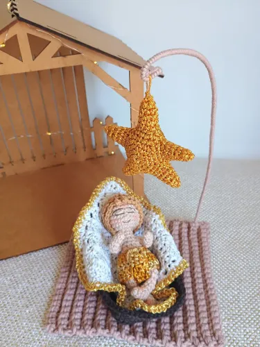 Menino Jesus na manjedoura em amigurumi/crochê 
