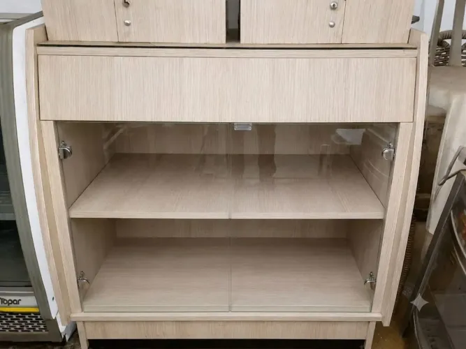 Balcão de Atendimento / Aparador com Vitrine de Vidro e Gaveteiros