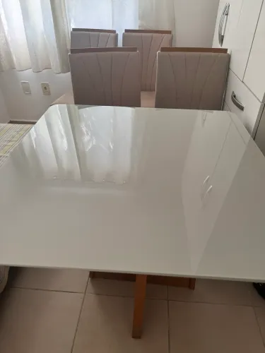 Mesa 90/90 celebrare com vidro amadeirado e 4 cadeiras