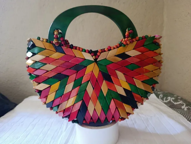 Bolsas de madeira invernizadas.