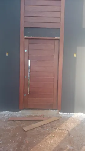 Porta pivotante com batente (Madeira natural)