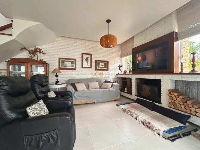 Casa à Venda no Bairro Centenário 170 m², Terreno Amplo, Lareira e Hidromassag