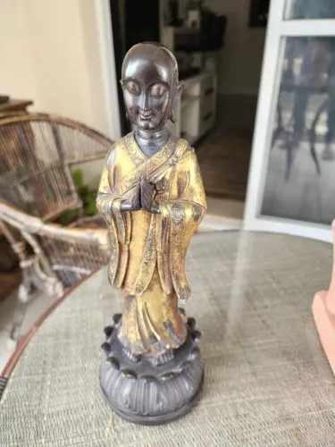 Estátua Buda/Monge em Pé Dourada