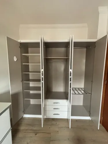 Guarda-roupa / Armário grande