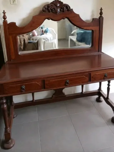Toilette antigo madeira maciça. Móvel antigo.