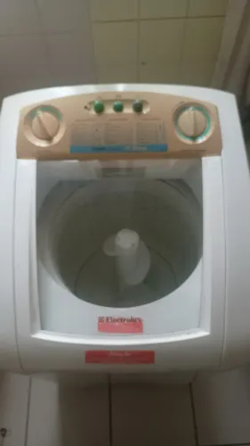Máquina de Lavar com peças quebradas